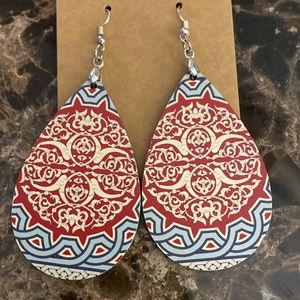Wooden oval earrings.